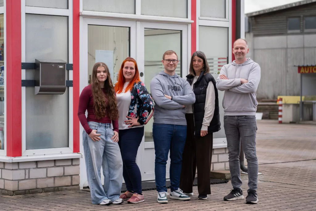Das Team von Schmitt Oil vor dem Betriebsgebäude in Altenkunstadt